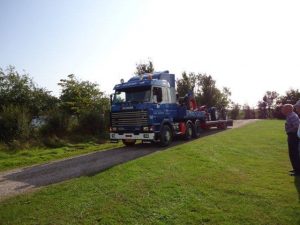 Første traktor ankommer til møllen